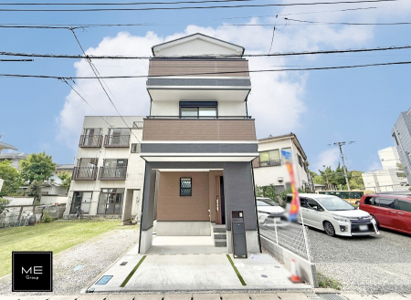 現地外観写真　暮らしを彩る充実した設備仕様が備わった新築戸建  