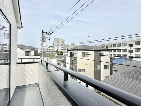バルコニー　南面バルコニーは陽当たり良好！お洗濯物がよく乾きますね  