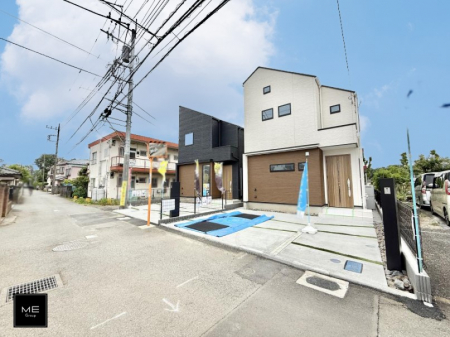 現地外観写真　前面道路は交通量が少なく、お子さまも安心。車の出入りも楽々  