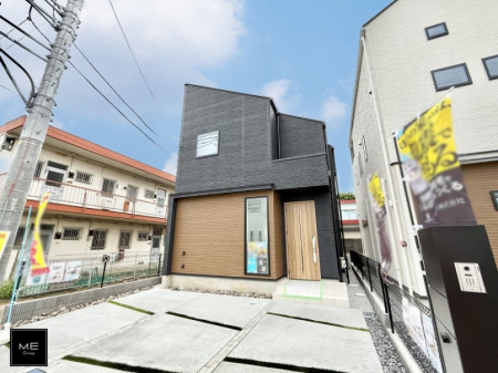 現地外観写真　暮らしを彩る充実した設備仕様が備わった新築戸建
