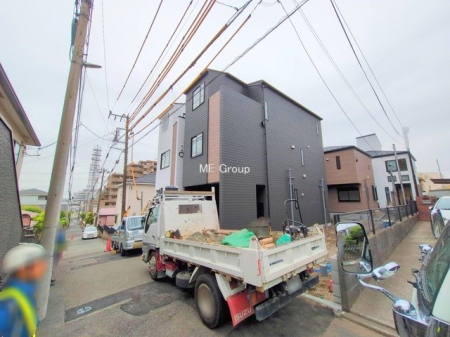 現地外観写真　前面道路は交通量が少なく、お子さまも安心。車の出入りも楽々  
