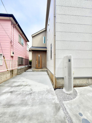玄関　外観■ シンプルで美しく、住まいの第一印象を彩る玄関です