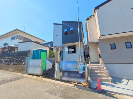 現地外観写真　暮らしを彩る充実した設備仕様が備わった新築戸建  