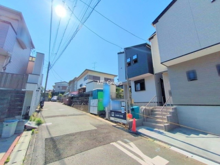 現地外観写真　小学校至近でお子様の通学も安心です  