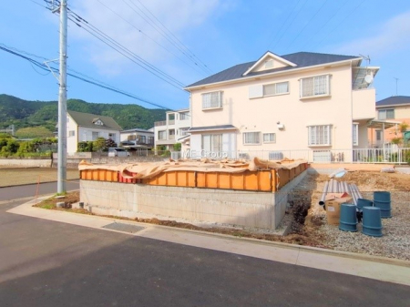 現地外観写真　暮らしを彩る充実した設備仕様が備わった新築戸建  