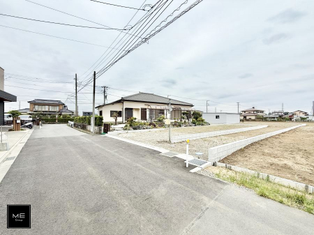 現地外観写真　前面道路は交通量が少なく、お子さまも安心。車の出入りも楽々  