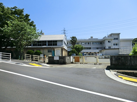 周辺環境　小学校 850m 横須賀市立粟田小学校