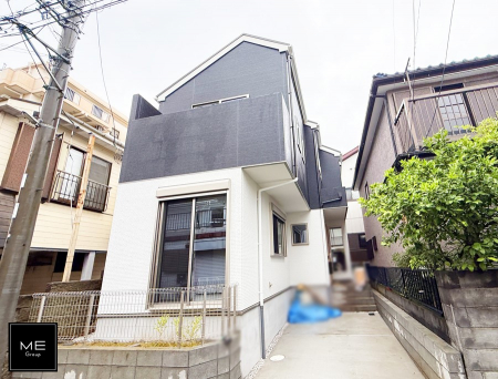 現地外観写真　暮らしを彩る充実した設備仕様が備わった新築戸建