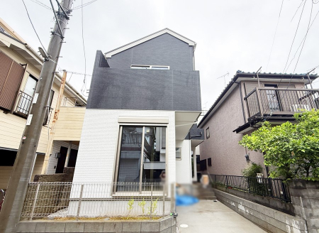 現地外観写真　モノトーンのはりわけが印象的な外観！内覧できます。    
