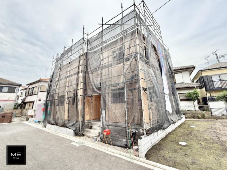 現地外観写真　前面道路は交通量が少なく、お子さまも安心。車の出入りも楽々  