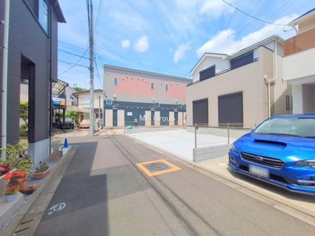現地外観写真　小学校至近でお子様の通学も安心です  
